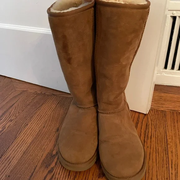 UGG Classic II genuine shearling lined tall boot - Picture 1 of 7